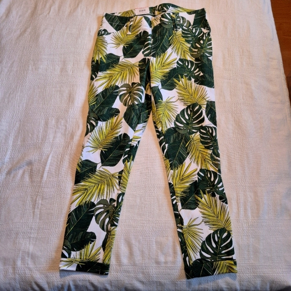 Time and Tru women's size small or 4-6 jegging large leaf line capri NWT